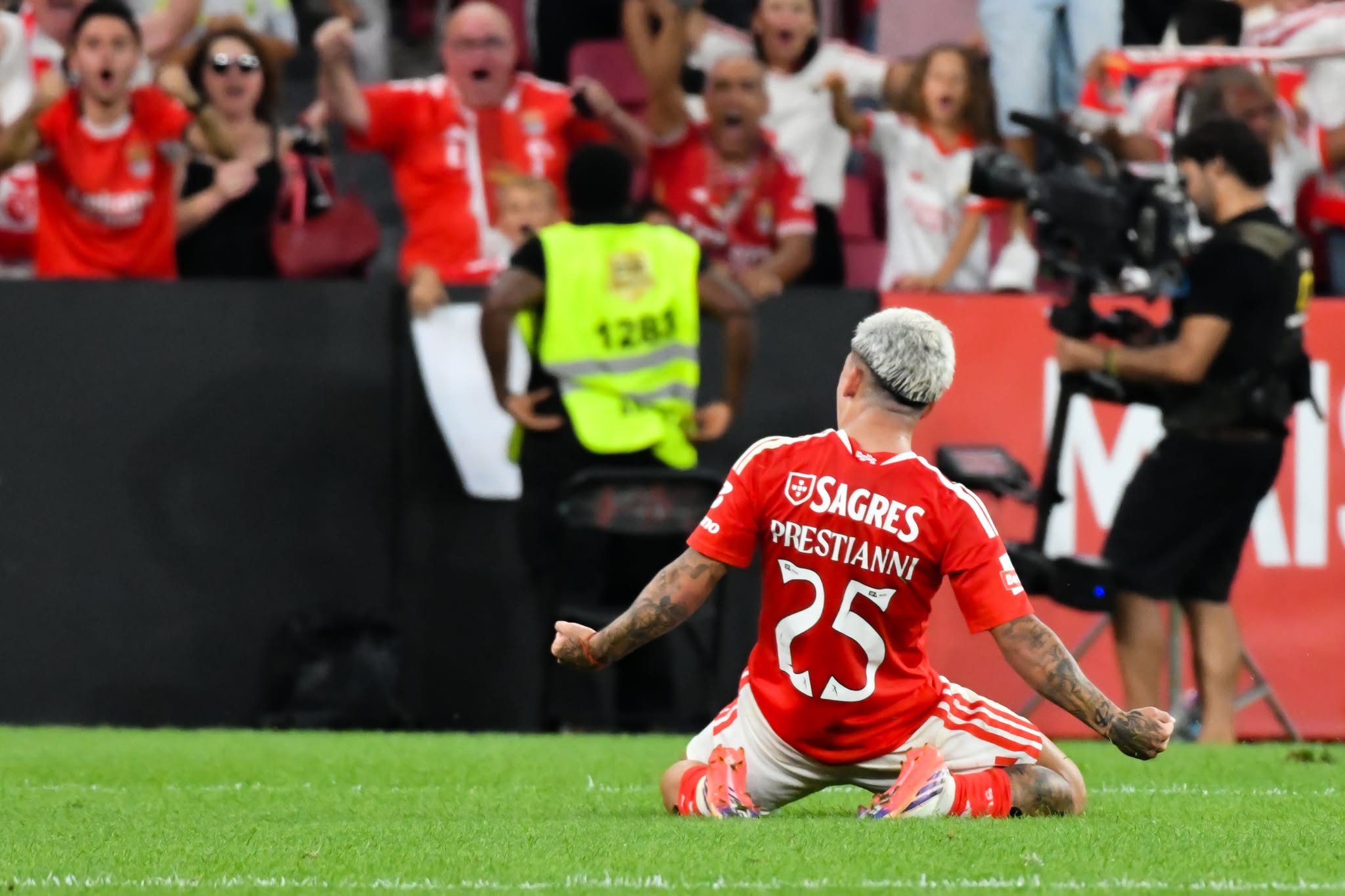 Benfica vence Gil Vicente e mantém perseguição ao Porto