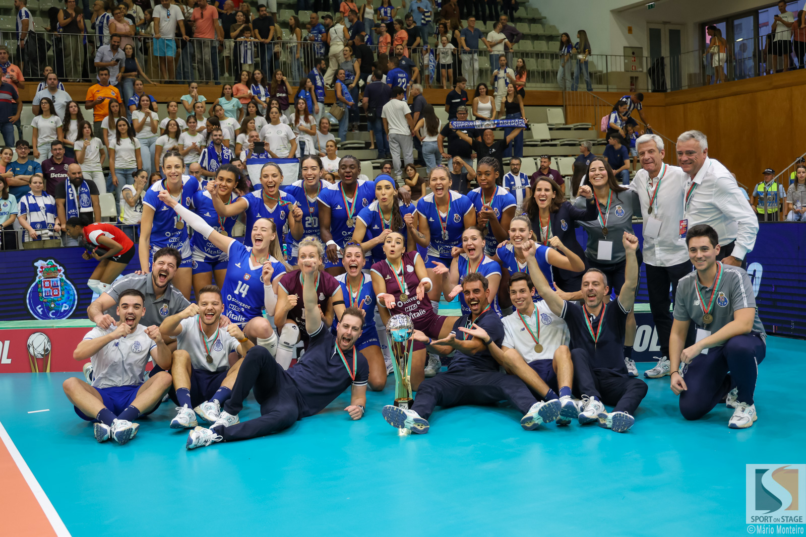 Supertaça de Voleibol feminino: FC Porto conquista o 1º troféu da época vencendo o SC Braga por 3-1 no Pavilhão Municipal de Santo Tirso.