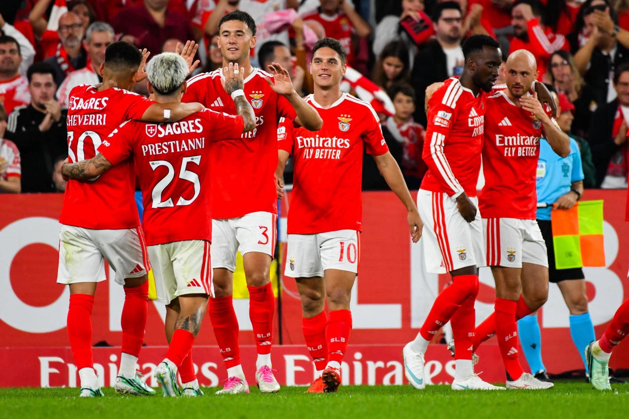 Benfica vence Vitória e continua em segundo lugar na Liga Portugal.